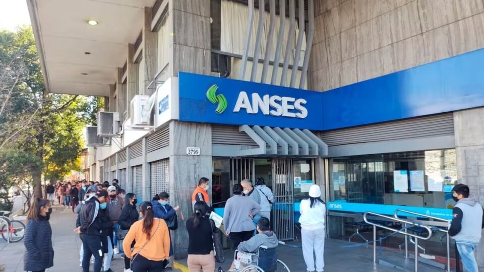 Milei redujo 72 mil empleos públicos