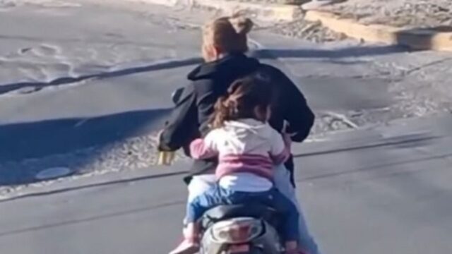 Mujer conduce moto con cerveza y sin casco su hija