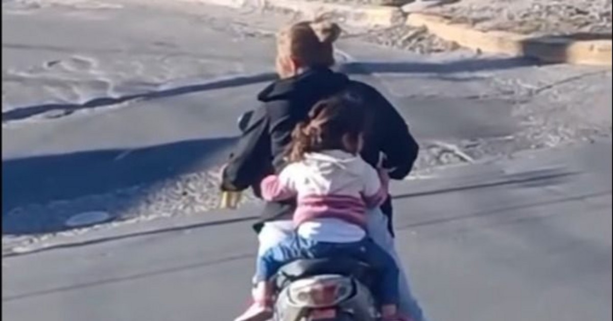 Mujer conduce moto con cerveza y sin casco su hija