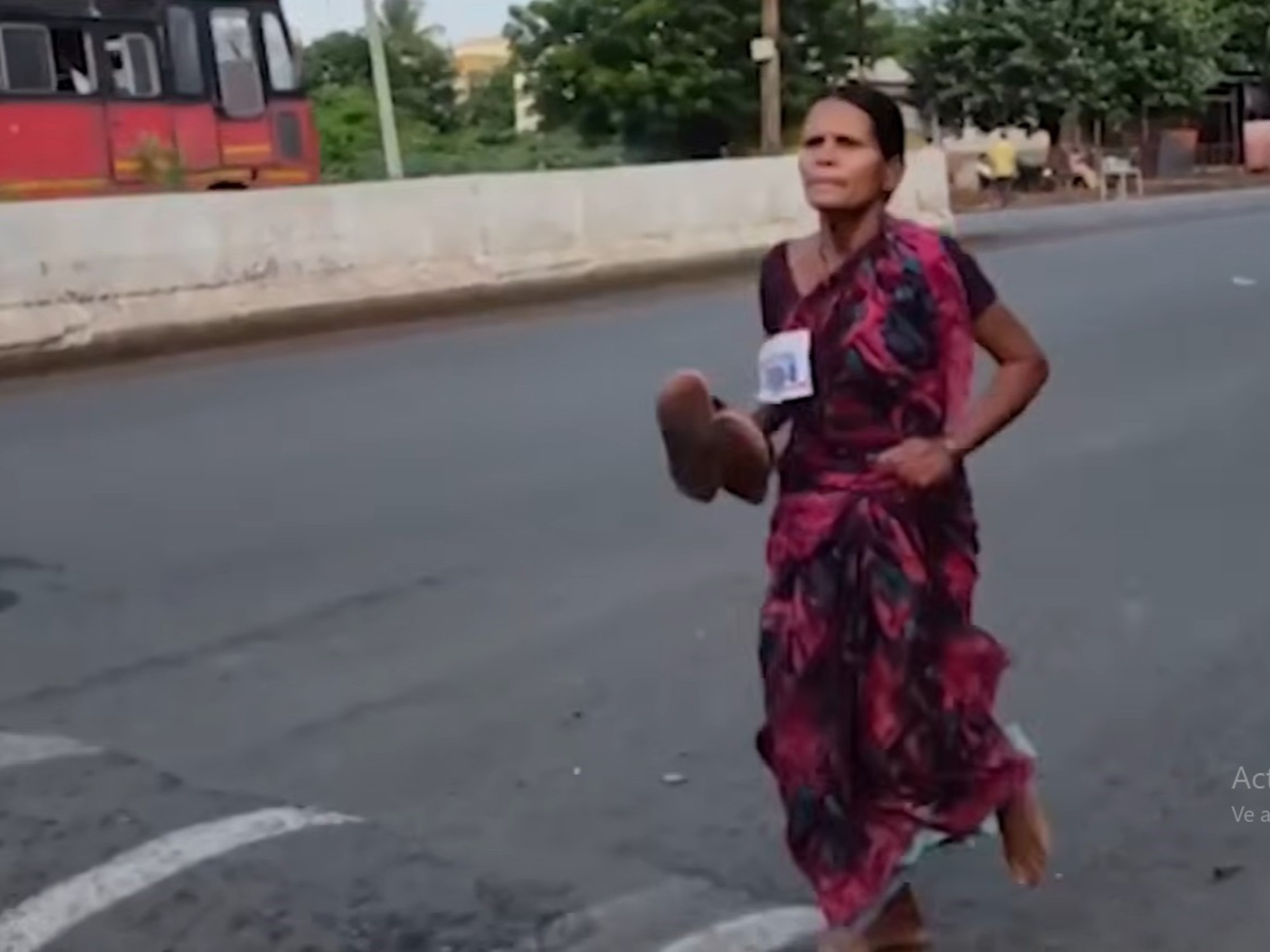 Mujer corre descalza para ganar premio por la educación de sus hijas