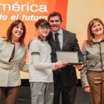 Orrego entrega computadoras a estudiantes de secundaria