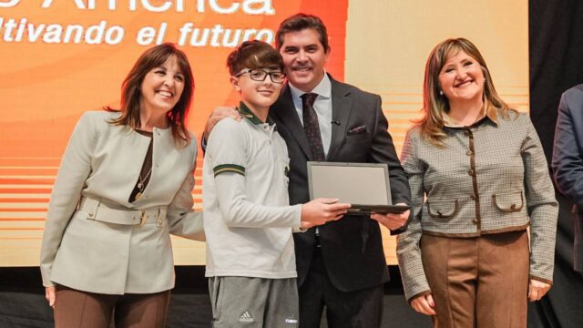 Orrego entrega computadoras a estudiantes de secundaria