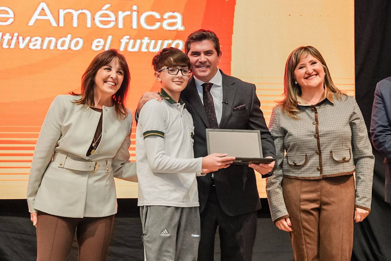 Orrego entrega computadoras a estudiantes de secundaria