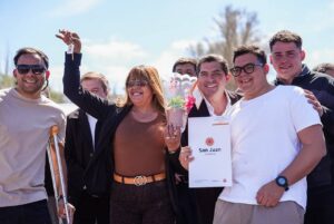 Orrego entrega viviendas y computadoras en Jáchal
