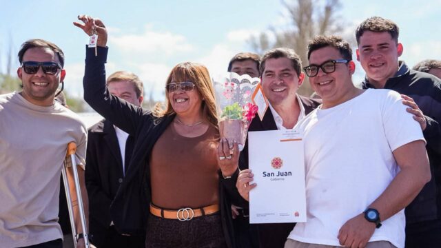 Orrego entrega viviendas y computadoras en Jáchal