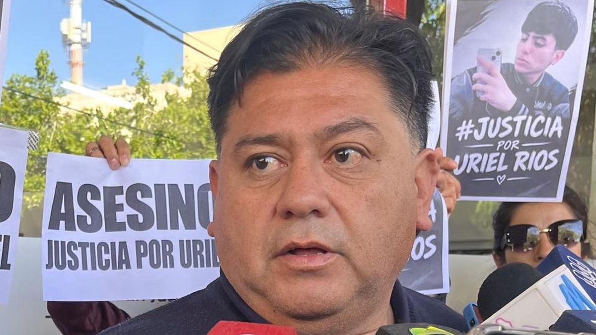 Padre de adolescente asesinado habla en marcha frente al juzgado