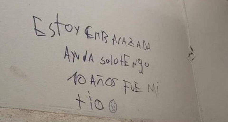 Pintada en escuela alerta sobre abuso sexual infantil