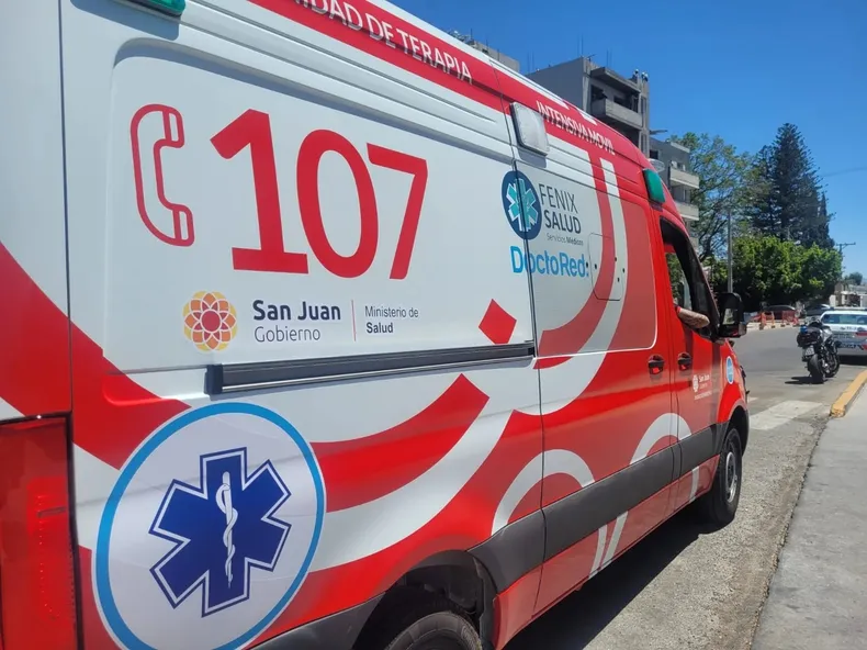 Policía asiste a niño en crisis convulsiva en 25 de Mayo
