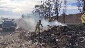 Protección Civil combate focos de incendio en Médano de Oro