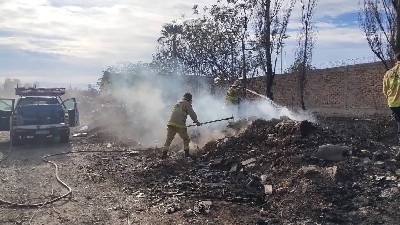 Protección Civil combate focos de incendio en Médano de Oro