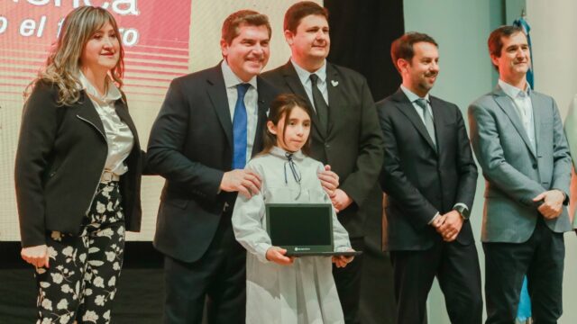 San Juan entregó 2.700 notebooks a estudiantes