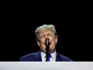 Trump promete 5000 dólares a cada adulto si gana la república