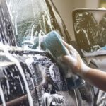 Usar jabón de platos para lavar el auto puede dañar la pintura