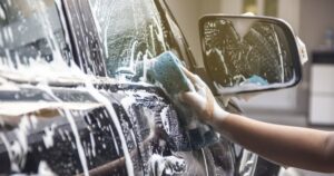 Usar jabón de platos para lavar el auto puede dañar la pintura