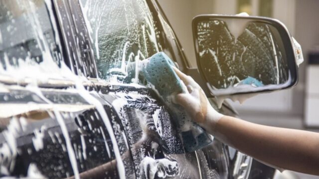 Usar jabón de platos para lavar el auto puede dañar la pintura