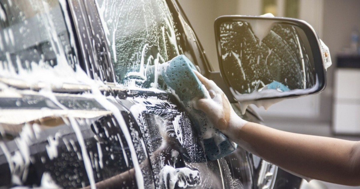 Usar jabón de platos para lavar el auto puede dañar la pintura
