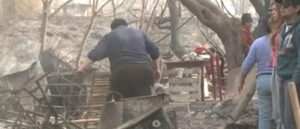 Vecinos afectados por incendio luchan por reconstruir hogares