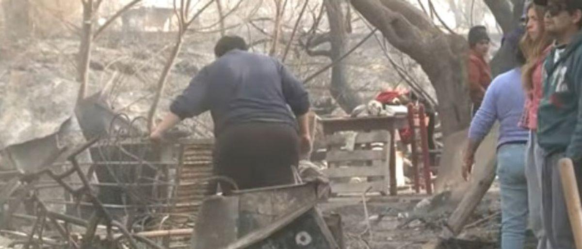 Vecinos afectados por incendio luchan por reconstruir hogares