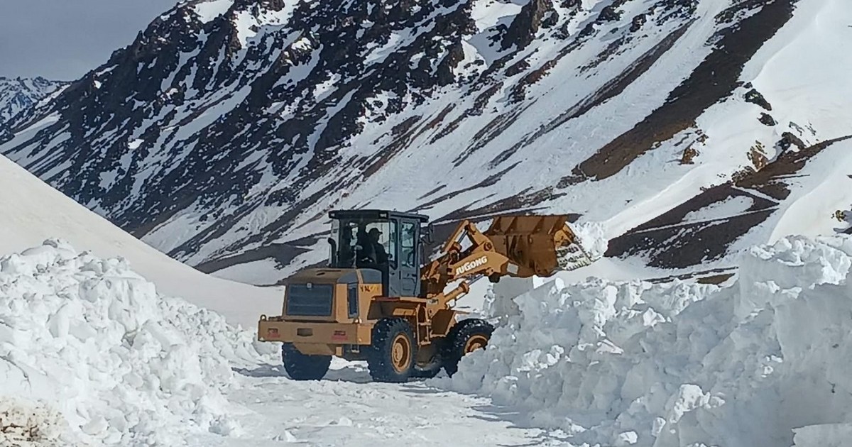 Vialidad intensifica tareas en Paso de Agua Negra por acumulación de hielo