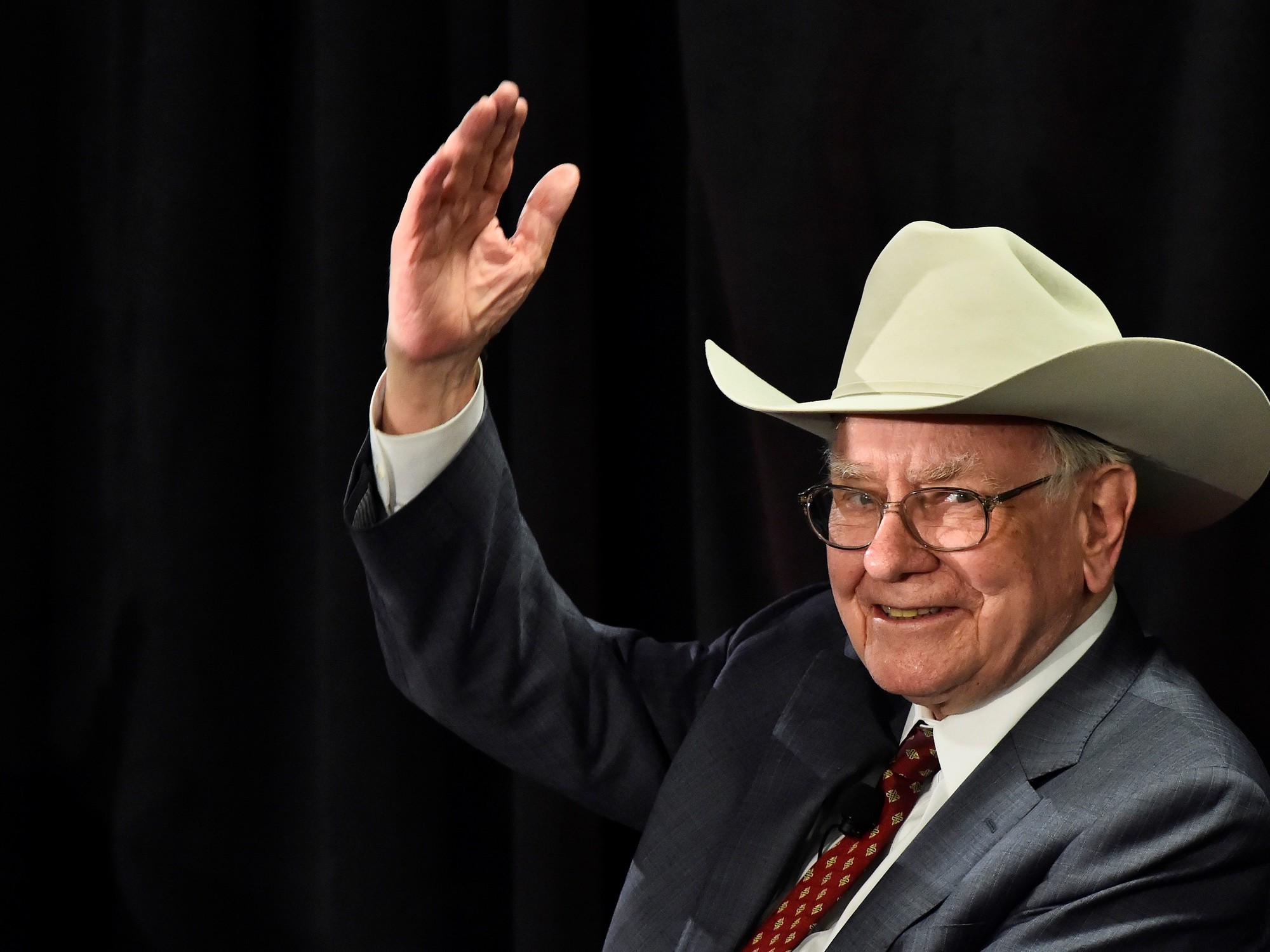 Warren Buffett deja la presidencia de Berkshire Hathaway