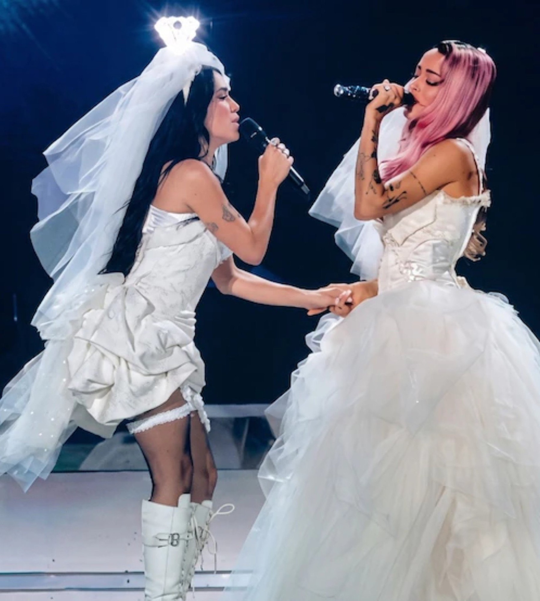 Tini Stoessel y Lali Espósito sorprendieron en River vestidas de novia y cantaron juntas
