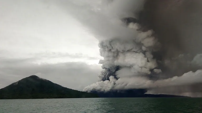 Anak Krakatoa volvió a entrar en actividad y reavivó el recuerdo de la devastadora erupción de 1883