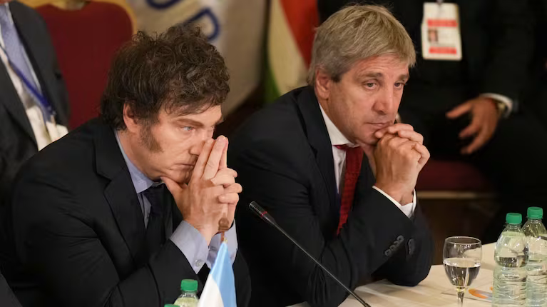 El dólar y el riesgo país vuelven a tensionar al mercado y crecen las dudas sobre las reservas