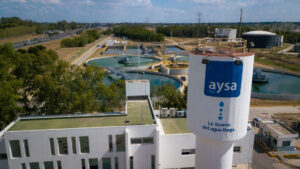 Privatización de AySA: Rowing ofreció US$340 millones y superó al Grupo Roggio