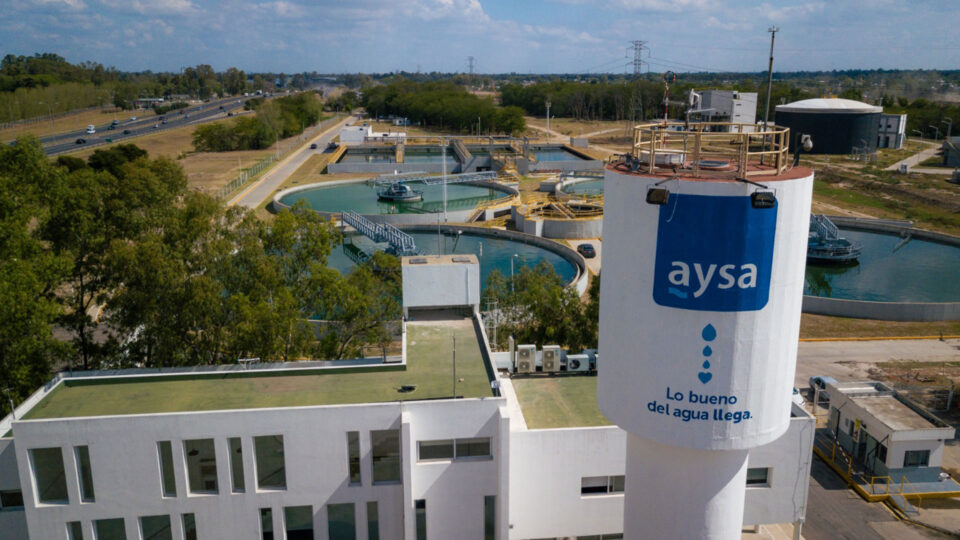 Privatización de AySA: Rowing ofreció US$340 millones y superó al Grupo Roggio