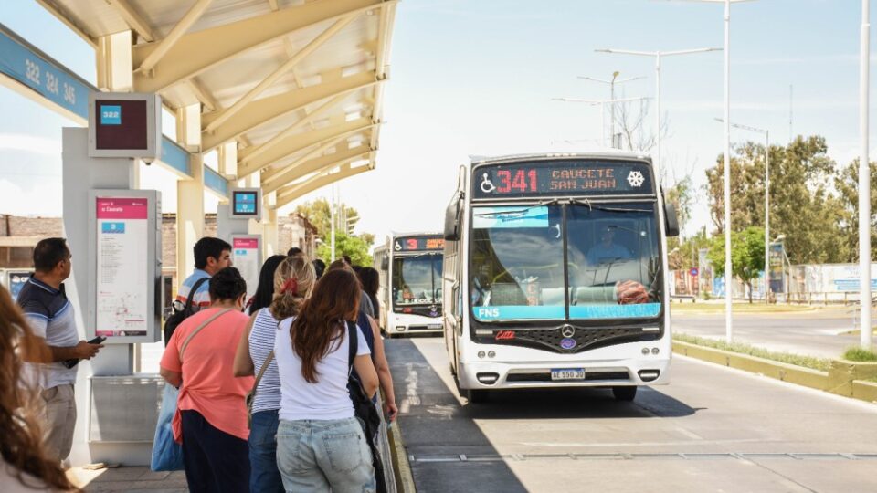 Acuerdo entre choferes y empresas pone fin al paro de colectivos