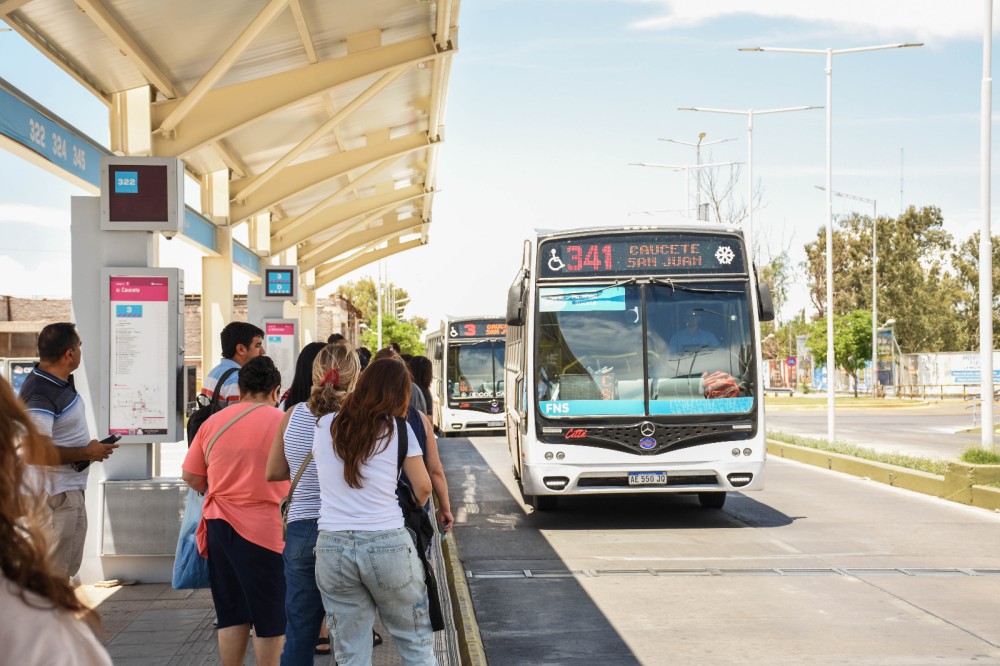 Acuerdo entre choferes y empresas pone fin al paro de colectivos