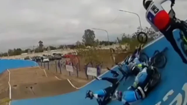 Aparatosa caída de ciclistas en el Iberoamericano de BMX en Rawson