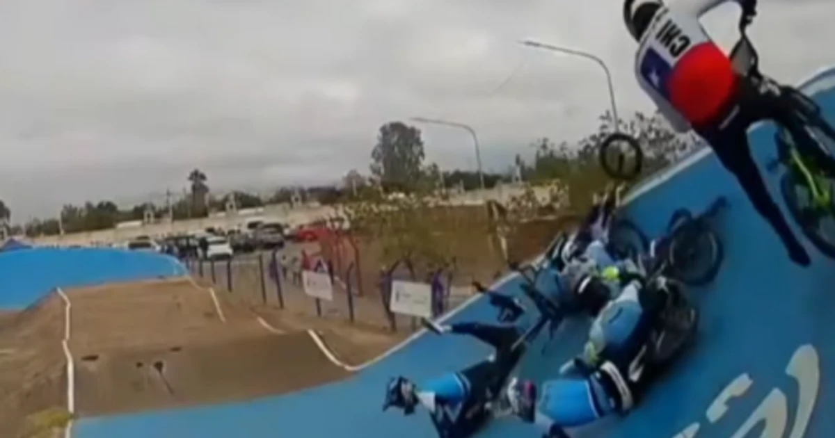 Aparatosa caída de ciclistas en el Iberoamericano de BMX en Rawson