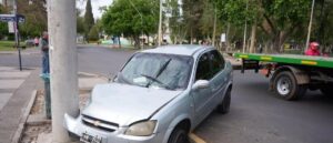 Auto terminó en una cuneta tras perder el control en Capital