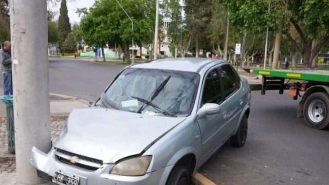 Auto terminó en una cuneta tras perder el control en Capital
