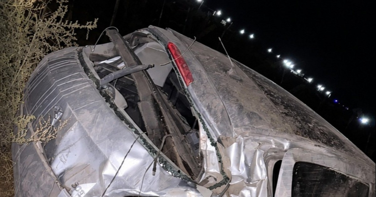 Auto volcado en Ruta 20 con menores de edad