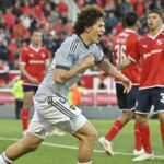 Boca le ganó a Independiente sobre el final y se colocó en la cima