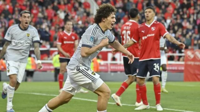 Boca le ganó a Independiente sobre el final y se colocó en la cima