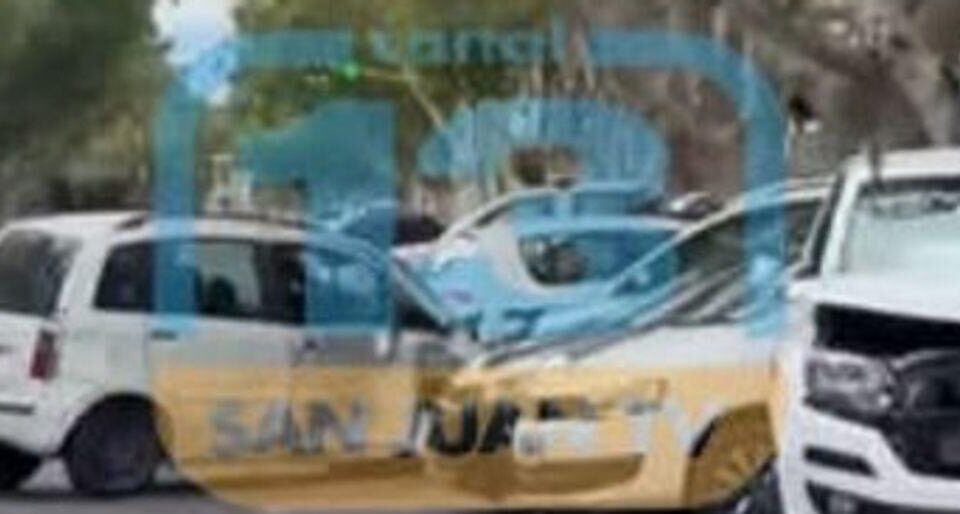 Choque grave en pleno centro de San Juan dejó a un hombre herido