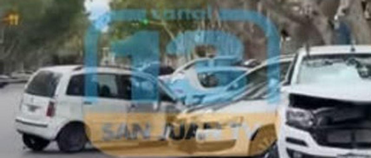 Choque grave en pleno centro de San Juan dejó a un hombre herido