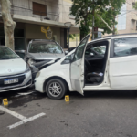 Choque violento en el centro de San Juan deja a un conductor bajo un auto