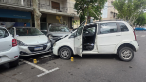 Choque violento en el centro de San Juan deja a un conductor bajo un auto