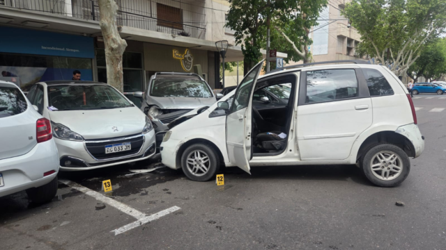 Choque violento en el centro de San Juan deja a un conductor bajo un auto