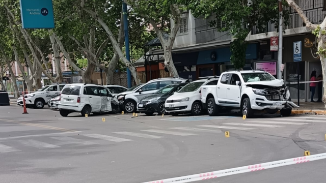 Choque violento en el centro de San Juan destrozó varios autos