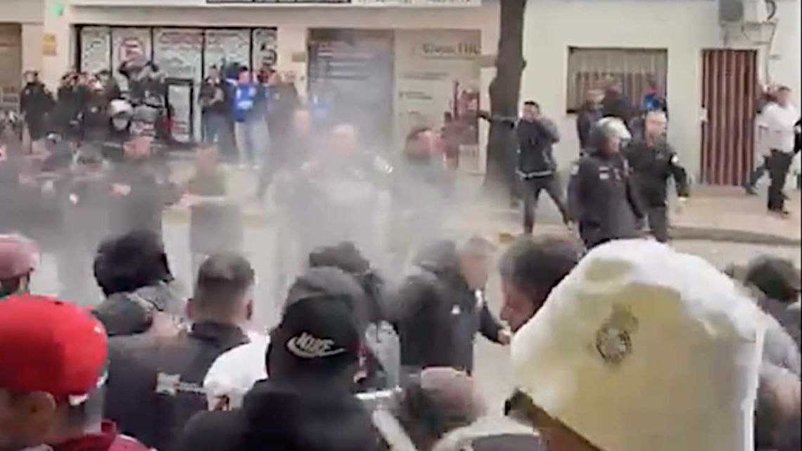 Choques entre hinchas de All Boys y la Policía retrasaron el partido