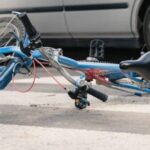 Ciclista internado en terapia intensiva tras chocar con puerta de auto en Albardón