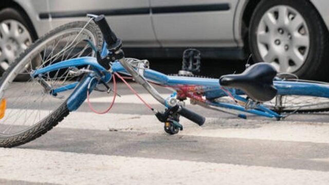 Ciclista internado en terapia intensiva tras chocar con puerta de auto en Albardón