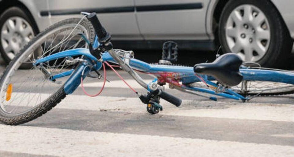 Ciclista internado en terapia intensiva tras chocar con puerta de auto en Albardón