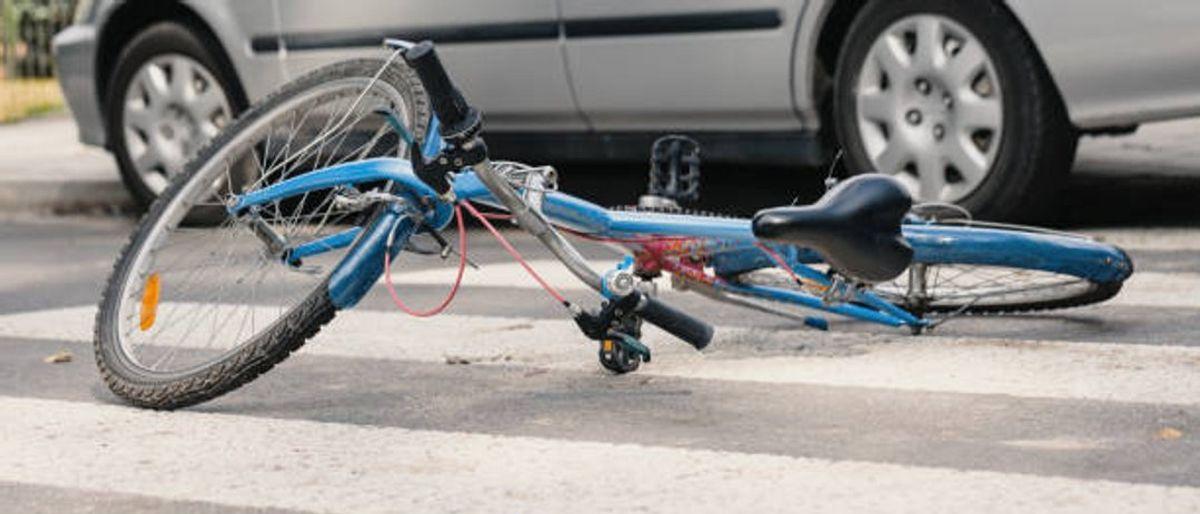Ciclista internado en terapia intensiva tras chocar con puerta de auto en Albardón