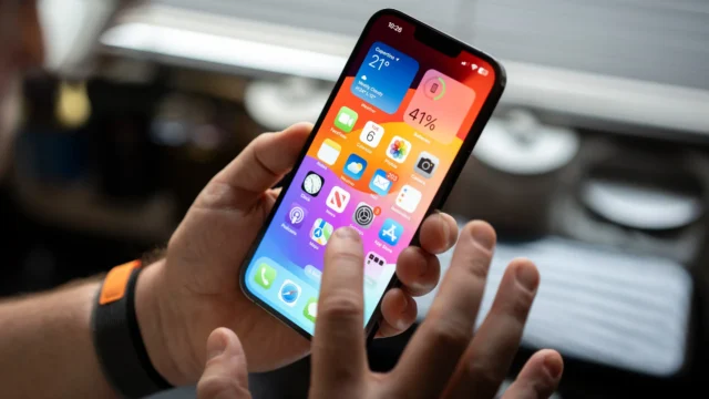 Condenan a comercio platense a devolver dólares por iPhone defectuoso